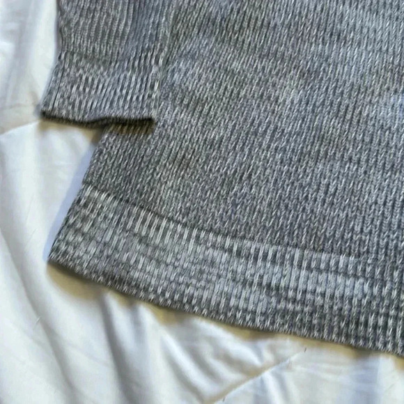 Torrid gray sweater size 1X keyhole front - Picture 5 of 5